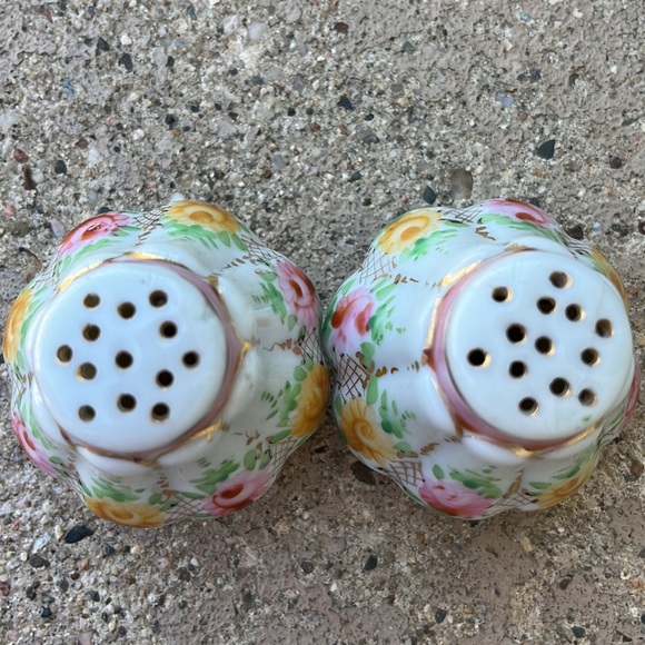 Excellent condition vintage salt and pepper shakers - Picture 5 of 8